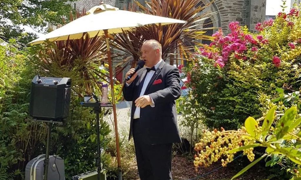 Vince Hall singing live in the garden at St George’s